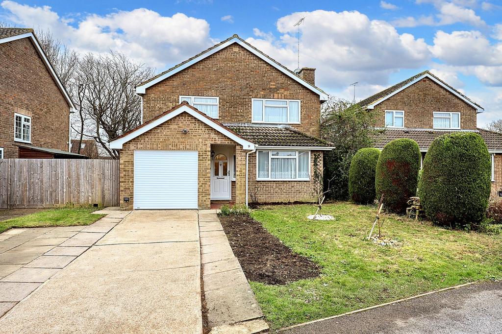 Saddlers Close, Burgess Hill, RH15 4 bed detached house for sale £535,000
