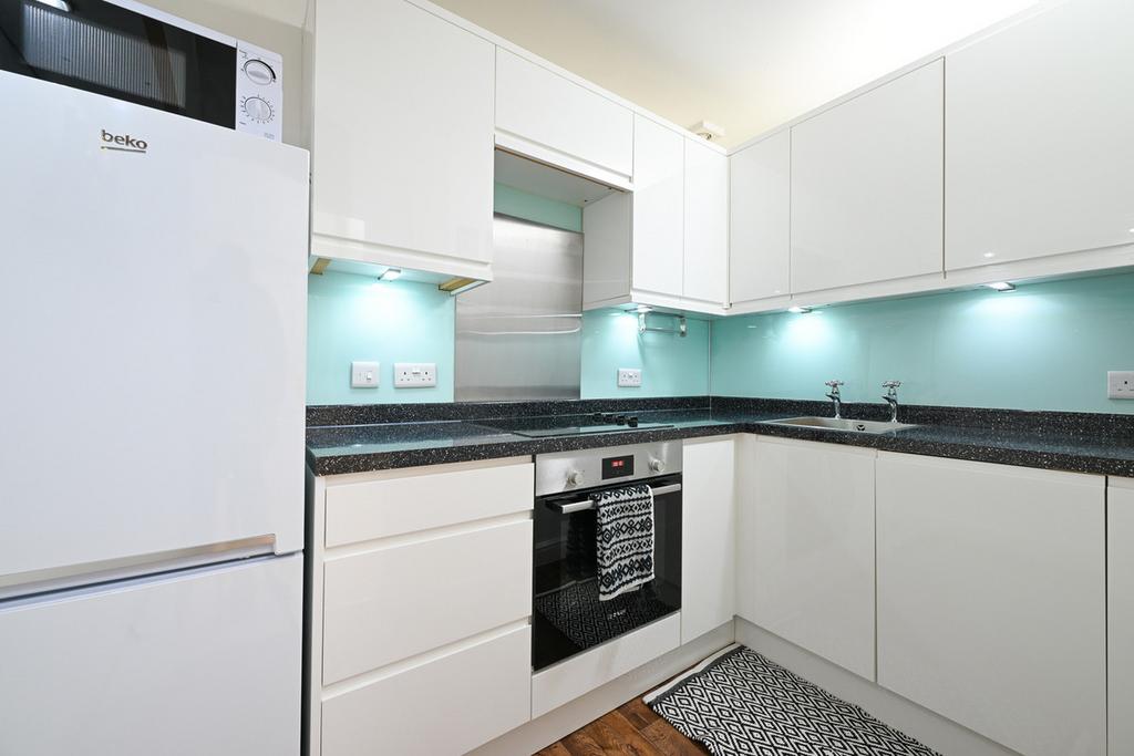 Castle Gardens, Gourock, PA19 2 bed flat £130,000