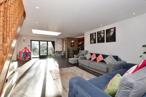 4 bedroom detached bungalow to rent - Rowan Walk, Hornchurch RM11