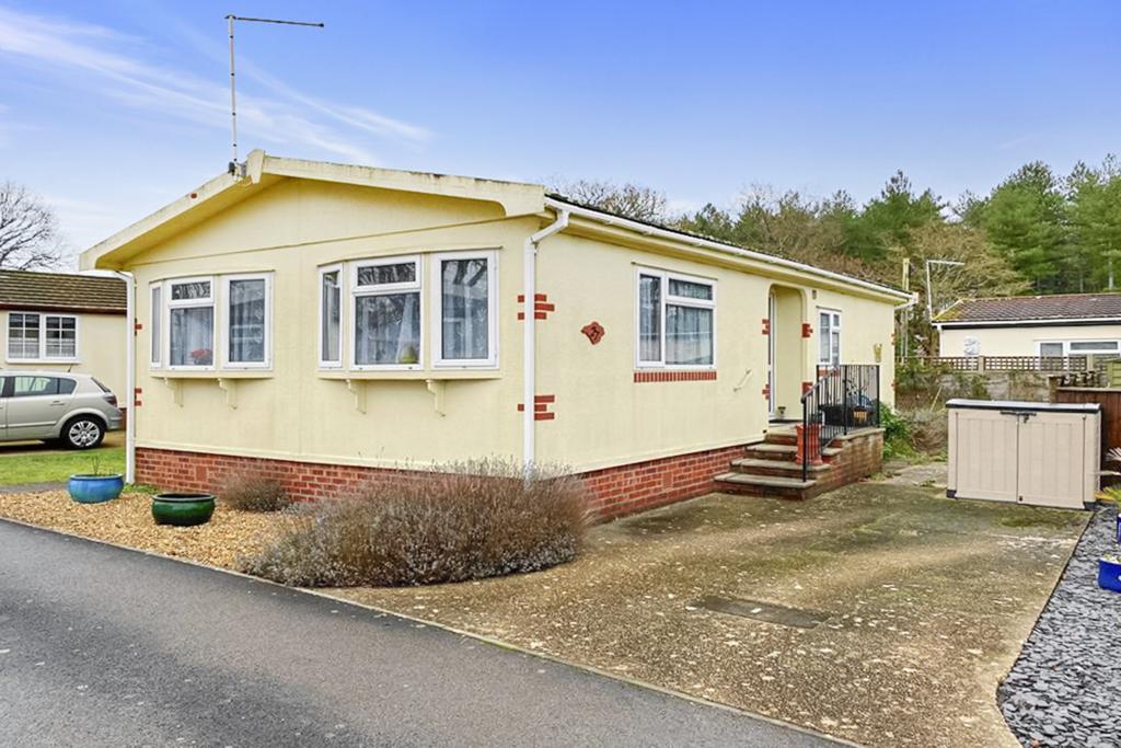 Oaktree Park, St Leonards Nr Ringwood... 2 bed park home for sale £