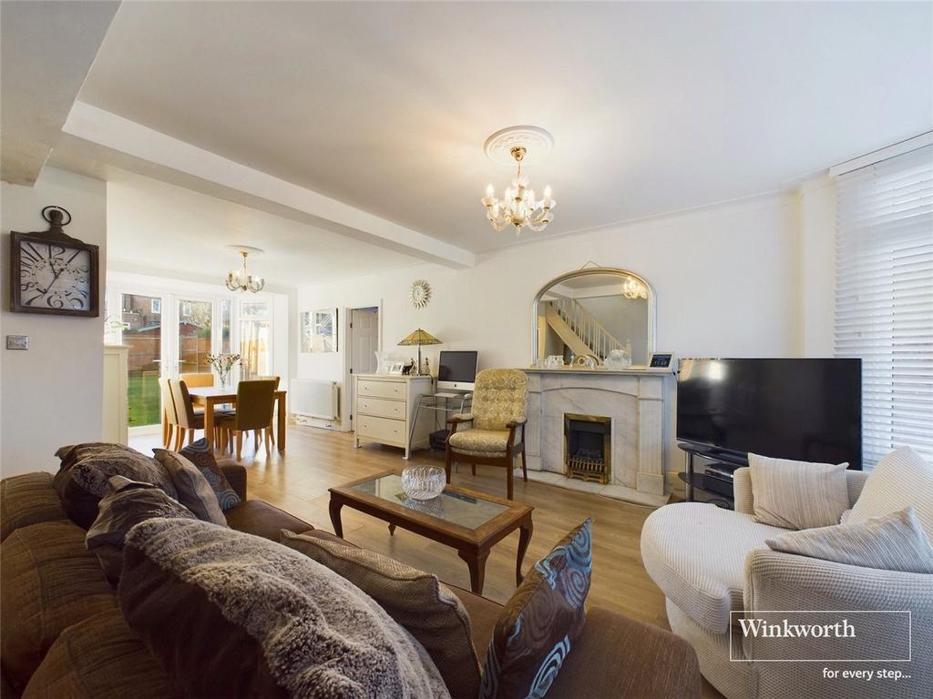 Stanmore, Middlesex HA7 4 bed detached house for sale £800,000