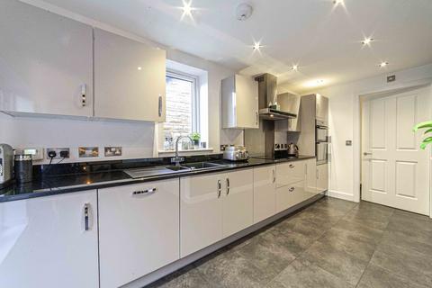 8 Brooke View, Delph, Oldham, OL3 5GF