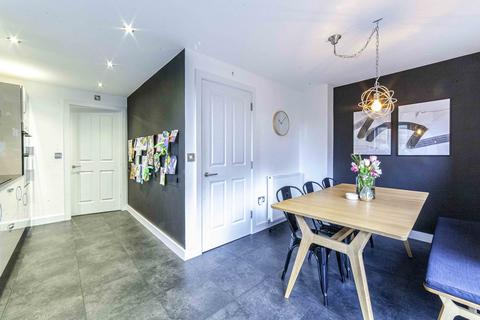 8 Brooke View, Delph, Oldham, OL3 5GF