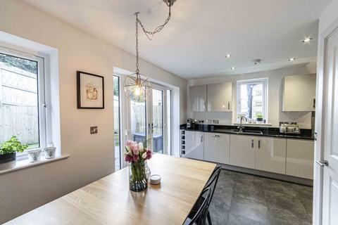 8 Brooke View, Delph, Oldham, OL3 5GF