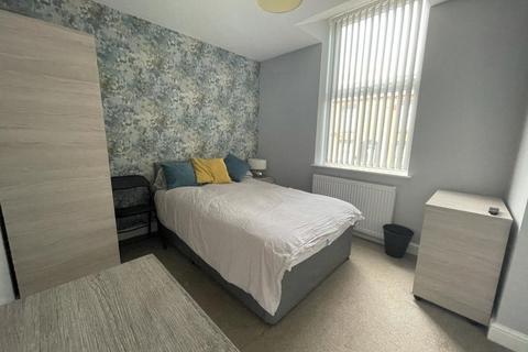 5 bedroom house share to rent, Trinity Street, Oldham,
