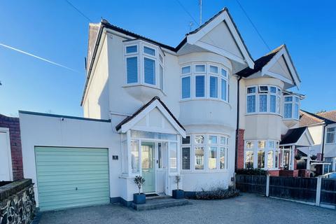 8 Bowden Drive, Hornchurch, RM11 3UP