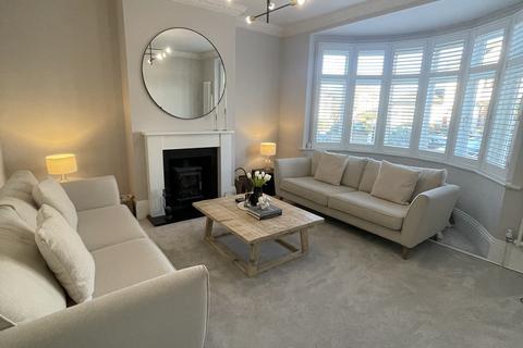 8 Bowden Drive, Hornchurch, RM11 3UP