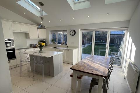 8 Bowden Drive, Hornchurch, RM11 3UP
