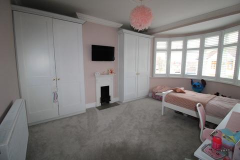 8 Bowden Drive, Hornchurch, RM11 3UP