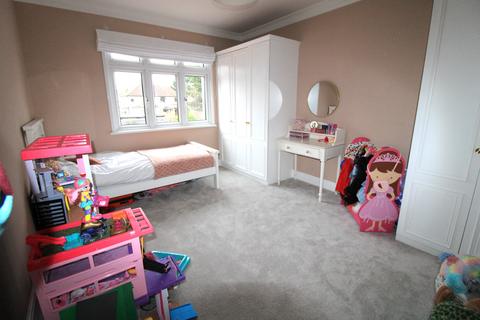 8 Bowden Drive, Hornchurch, RM11 3UP