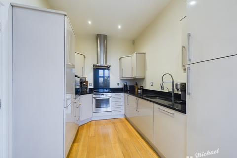 2 bedroom flat for sale, Leighton Road, Aylesbury HP22