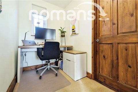 22 Field End, Farnham, GU9 9HZ