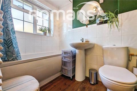 22 Field End, Farnham, GU9 9HZ