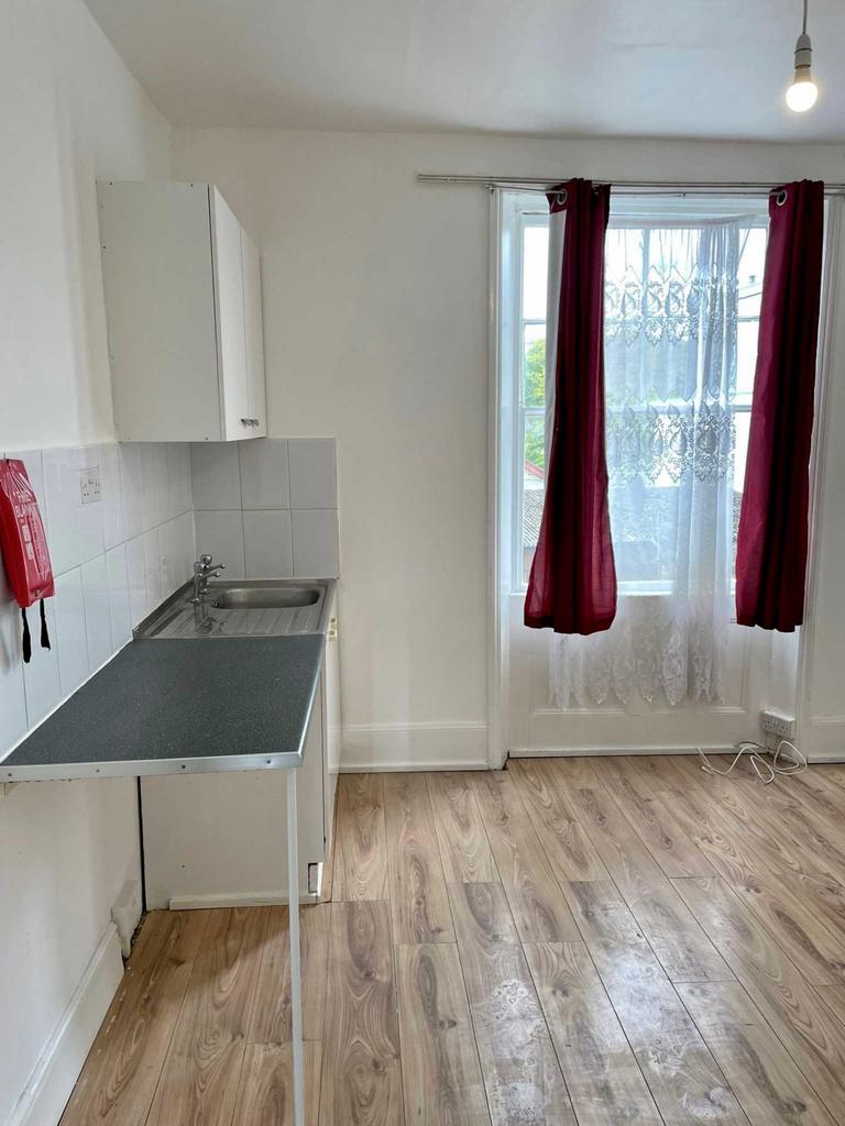 Nelson Place, Broadstairs CT10 Studio to rent £600 pcm (£138 pw)