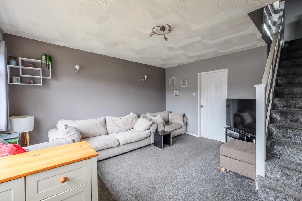 Meltham Road, Huddersfield HD4 2 bed terraced house for sale £140,000