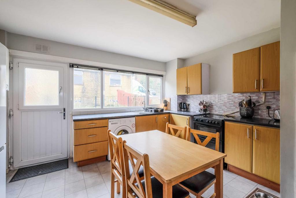 Meltham Road, Huddersfield HD4 2 bed terraced house for sale £140,000