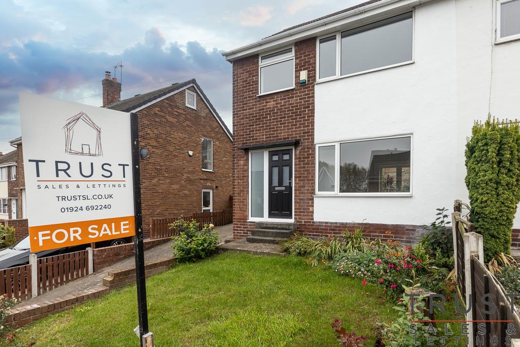 Pontefract WF8 3 bed semidetached house for sale £190,000