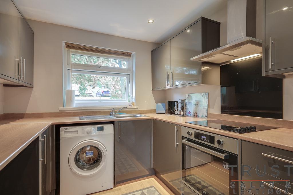 Birstall, Batley WF17 2 bed apartment £130,000