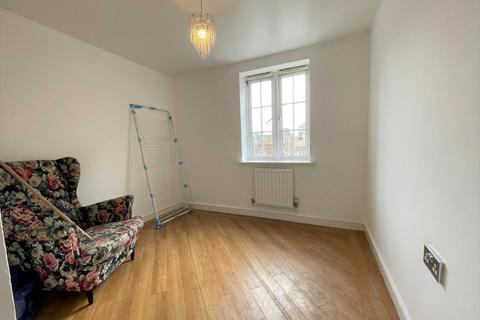 2 bedroom flat for sale, High Street Romford, Romford