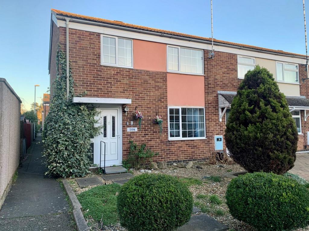 Hemans Road, The Headlands, Daventry NN11 9BB 3 bed semidetached house