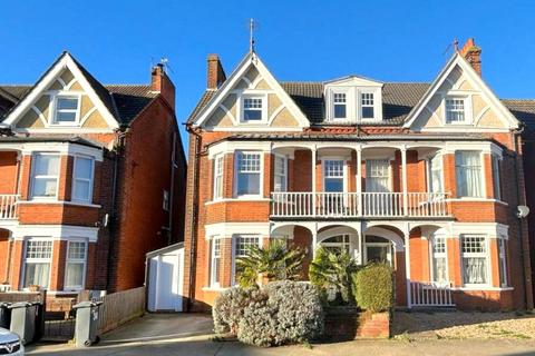 6 bedroom semi-detached house for sale - Leopold Road, Felixstowe, Suffolk, IP11