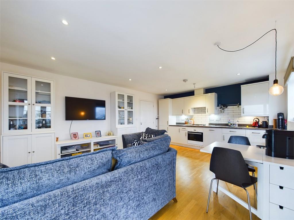 Ledbury Court, Cheltenham, Gloucestershire, GL52 2 bed apartment for sale £230,000