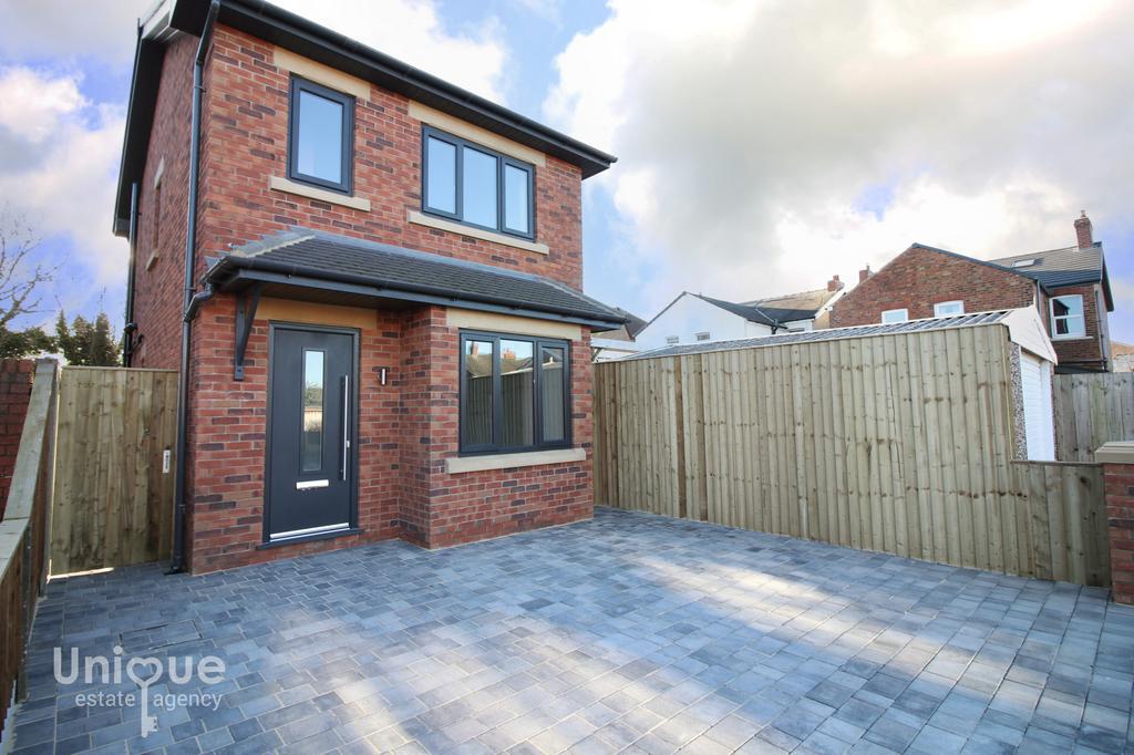Springfield Drive, ThorntonCleveleys, FY5 2 bed detached house for