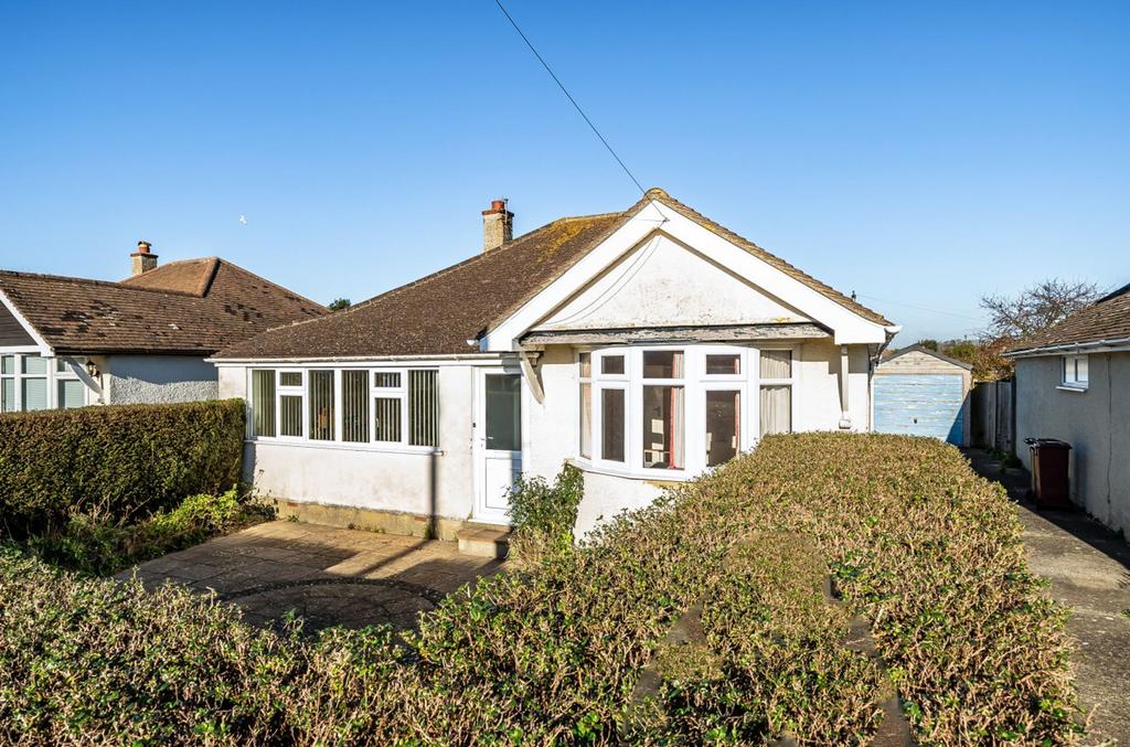 Grove Road, Selsey, PO20 3 bed detached bungalow for sale - £350,000