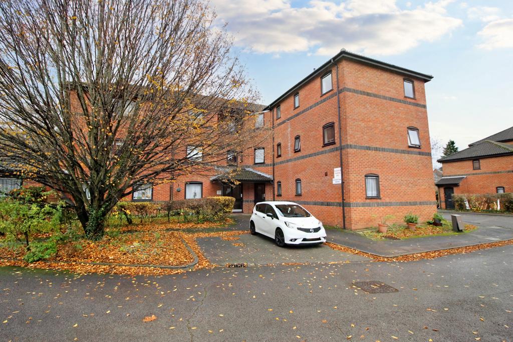 Wetherby Gardens, Farnborough, GU14 1 bed apartment for sale £175,000