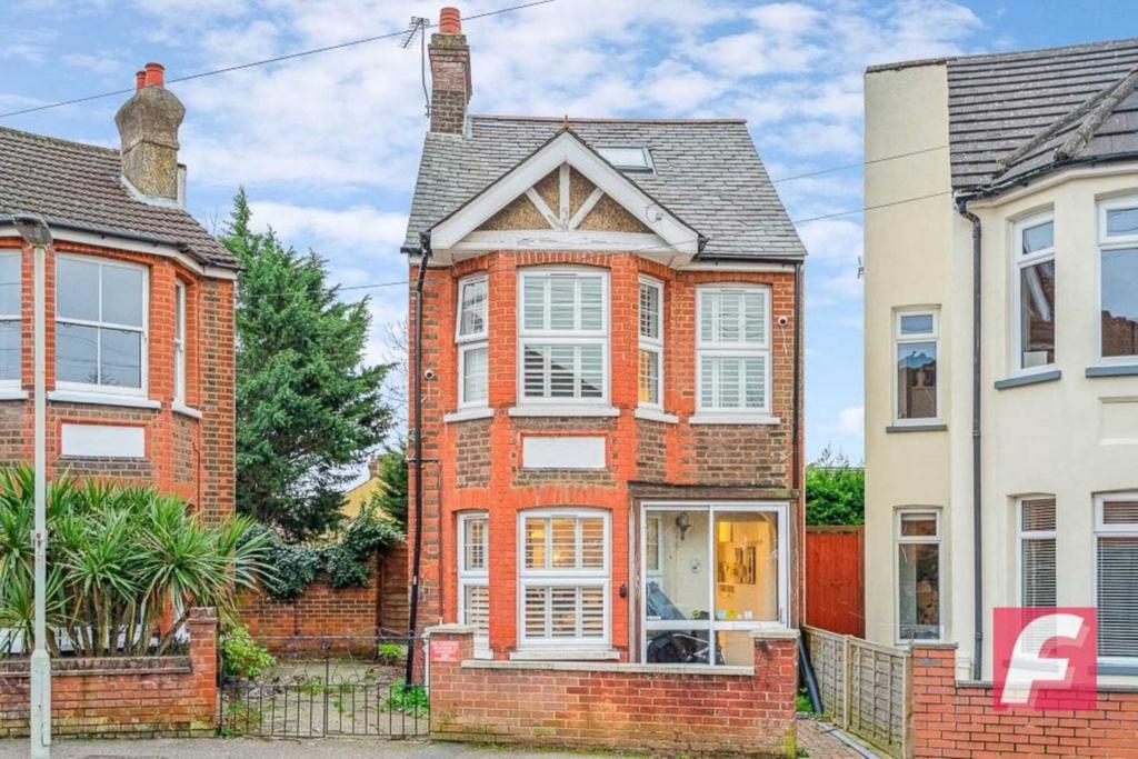 Parkgate Road, Watford 3 bed detached house for sale £575,000