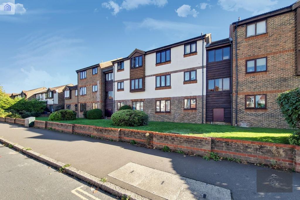 Hounslow TW5 1 bed flat for sale £245,000