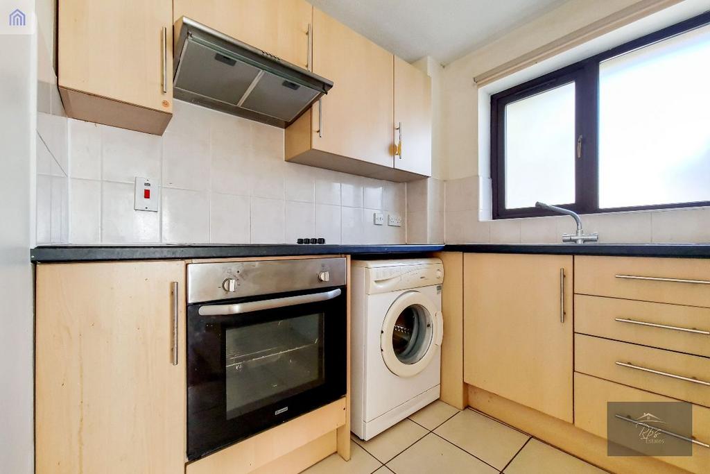 Hounslow TW5 1 bed flat for sale £245,000