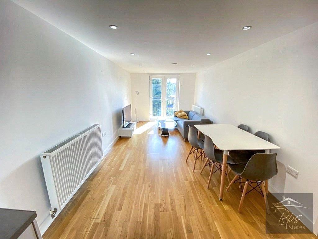 Beavers Lane, Hounslow TW4 2 bed flat for sale £335,000