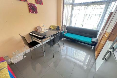 3 bedroom end of terrace house for sale, Hayes UB3