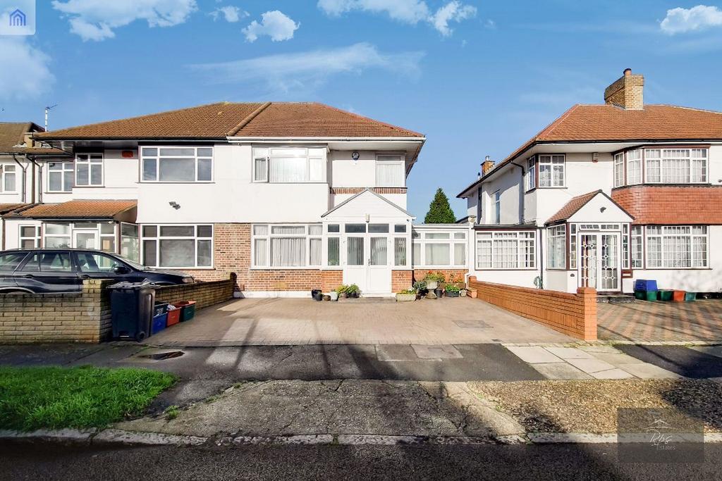 Norwood Green, Southall UB2 4 bed semidetached house £875,000