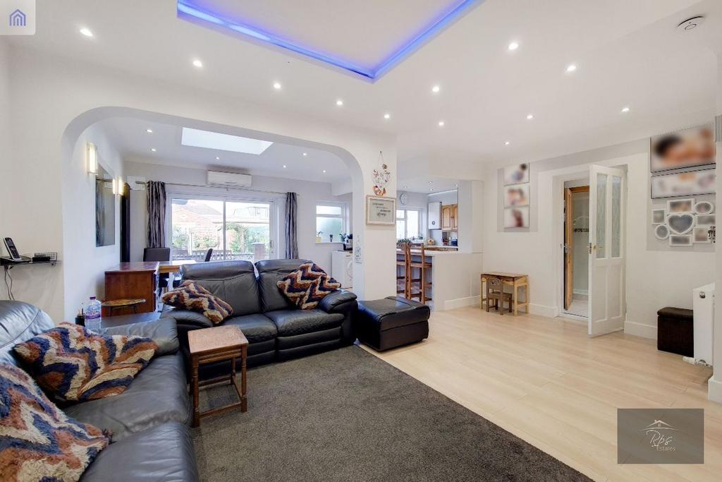 Norwood Green, Southall UB2 4 bed semidetached house £875,000