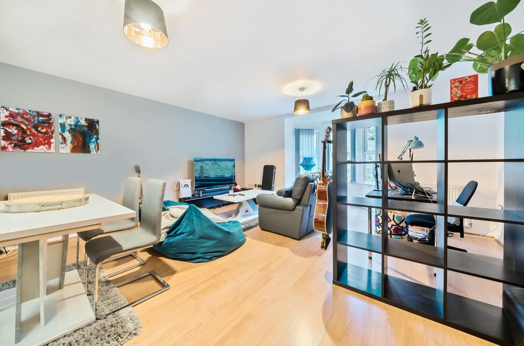Carisbrooke Road, Far Headingley, Leeds, LS16 2 bed flat for sale £