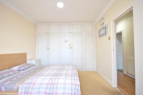 2 bedroom bungalow for sale - Tunstall Avenue, Ilford, Essex. IG6