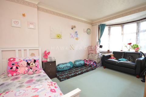 2 bedroom bungalow for sale - Tunstall Avenue, Ilford, Essex. IG6