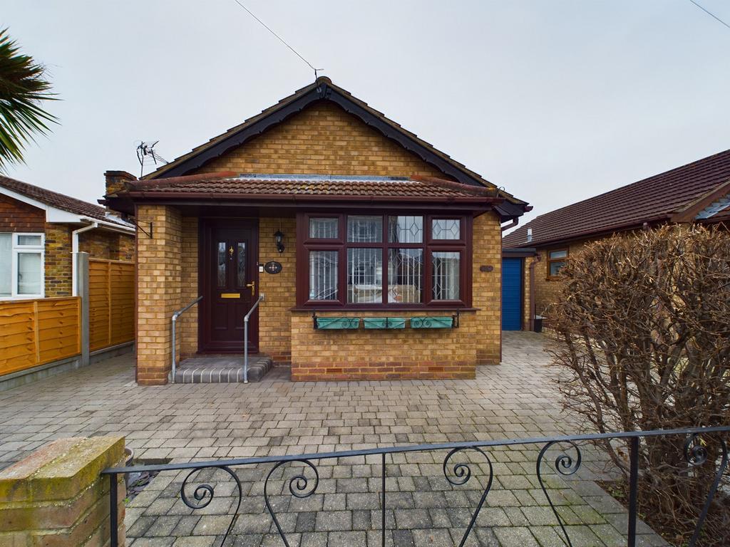 Gainsborough Avenue, Canvey Island, SS8 1 Bed Bungalow - £250,000