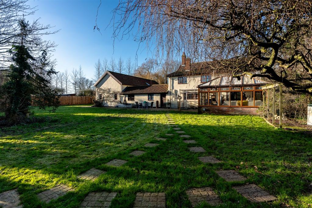 Heath Road, Norwich NR16 6 bed cottage for sale £650,000