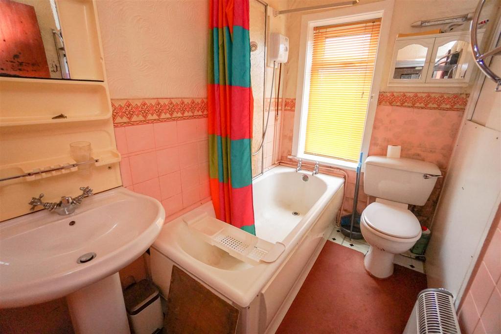 BATHROOM (1 of 1).jpg