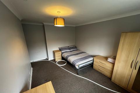 5 bedroom semi-detached house to rent, Stanmore