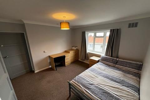 5 bedroom semi-detached house to rent, Stanmore