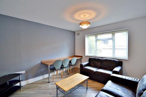 5 bedroom semi-detached house to rent, Stanmore