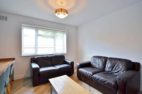 5 bedroom semi-detached house to rent, Stanmore