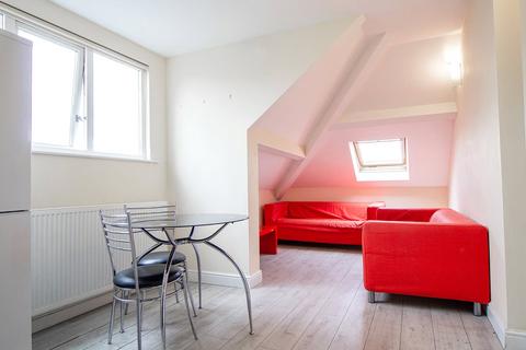 3 bedroom apartment to rent, Apt 10, 31 Clarendon Road, 31 Clarendon Road LS2