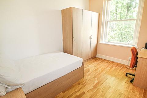 3 bedroom apartment to rent, Apt 9, 21 Hyde Terrace, 21 Hyde Terrace LS2