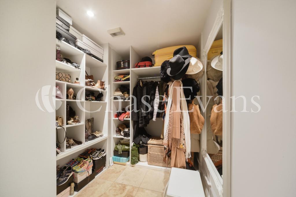 Walk-in Wardrobe