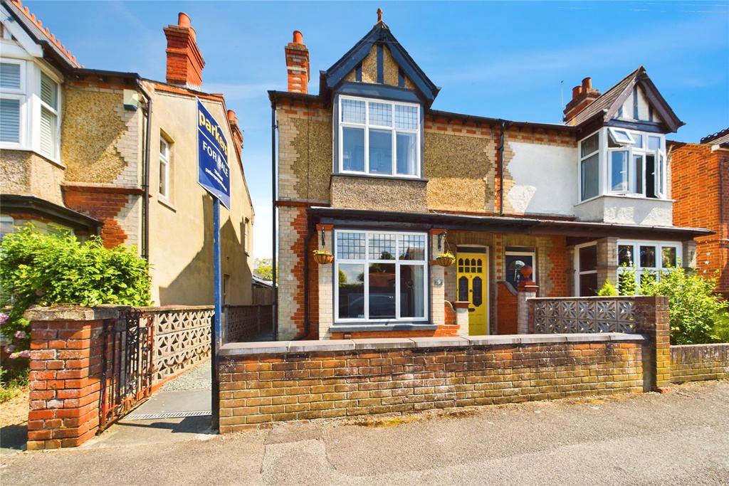 Blundells Road, Tilehurst, Reading... 3 bed semidetached house for